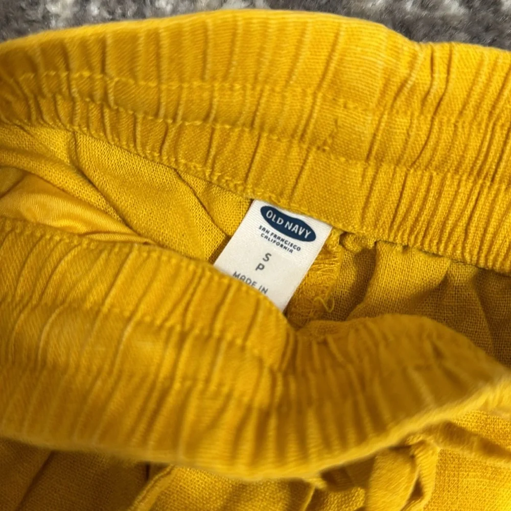 Yellow Women's Shorts Old Navy - Picture 2 of 2